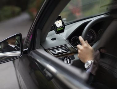 Viral -Η στιγμή που οδηγός Uber «πετάει» από το αυτοκίνητό του δύο γυναίκες επειδή φιλήθηκαν